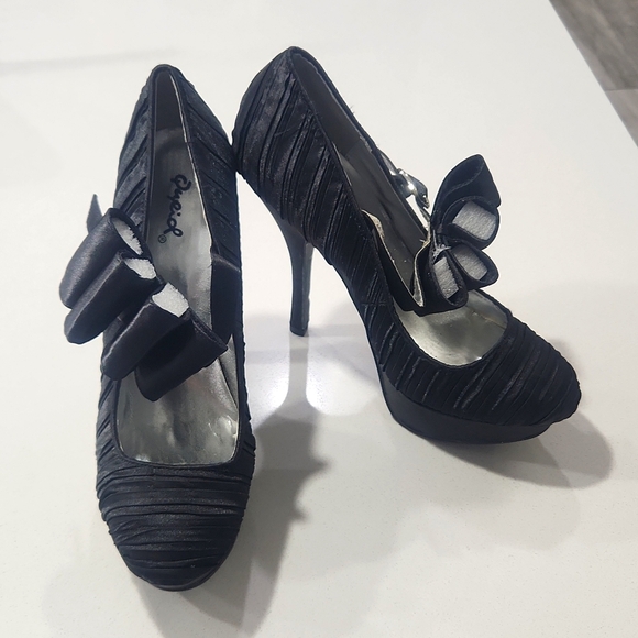 Black high heels with shoe strap - Picture 1 of 6